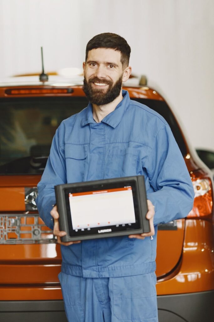 Mécanicien tenant une tablette de diagnostic automobile multimarque au Maroc