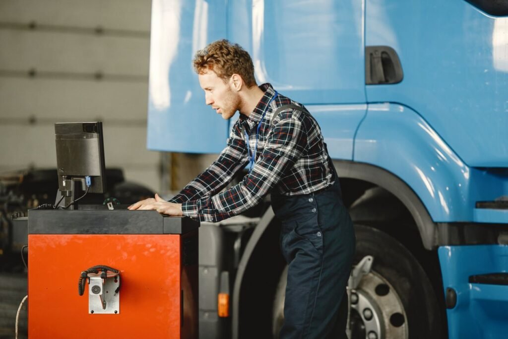 Technicien réalisant un diagnostic poids lourds sur un camion au Maroc